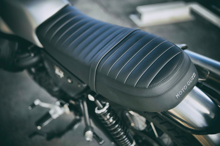 アルミ製の前後フェンダーやグラブストラップ付きのシートなど、オフロードテイストに加えてクラシカルな趣も加味されているのが「V7 IIIラフ」の特徴だ。