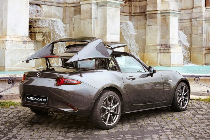 世界で最も生産された2人乗りの小型オープンスポーツカーとして、ギネスブックに認定されている「マツダ・ロードスター」にも、今日ではリトラクタブルハードトップのモデルが設定されている。