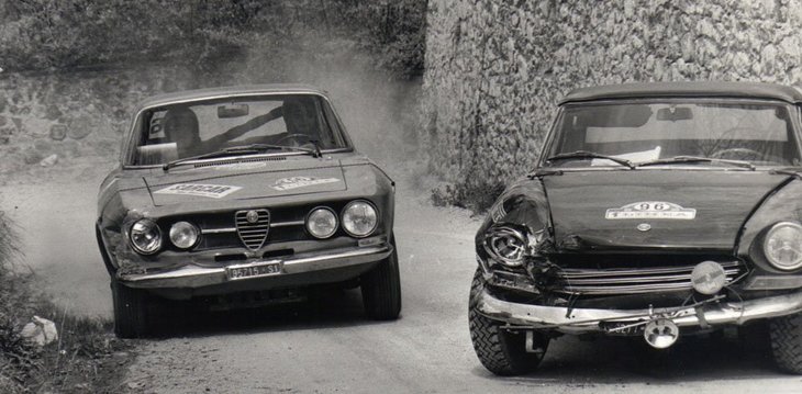 これも父パオロ氏の勇姿。脱落した「フィアット124スパイダー」の脇をすり抜ける。