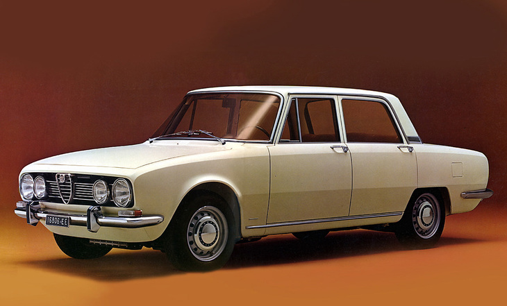 1968年「アルファ・ロメオ1750ベルリーナ」。「ジュリア ベルリーナ」のホイールベース／全長を延ばし、1.8リッターに拡大したエンジンを搭載。1971年には2リッターユニットを積んだ「2000ベルリーナ」も加えられた。