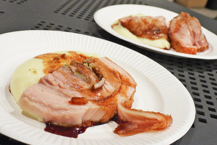 まずはボリュームもあるポークのグリルからいただきます。豚肉は香ばしいうえに紙ナイフでもカンタンに切れる、ほぐせるぐらいに柔らかく、本当においしかった。