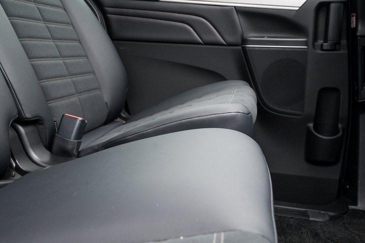 2列目はリクライニングとスライド調整だけでなく、実は座面の高さも少しだけ調整できる。2007年のデビュー当初からの機能とのことだが、長身の人でもきちんと太ももの裏をサポートしてもらえる優れものだ。