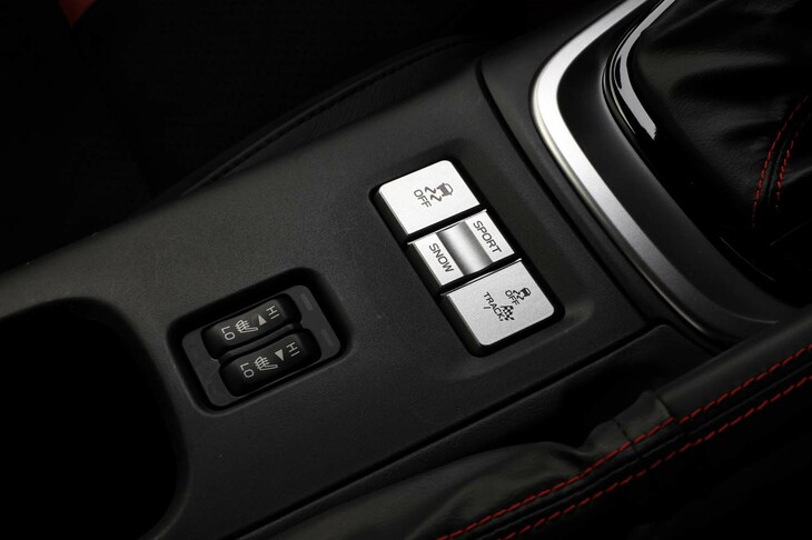 センターコンソールに備わるVSCの操作スイッチ。今回の改良では、VSC ONの状態におけるシステムの介入を強化し、コーナリング時の走行安定性および安全性能の向上を図った。