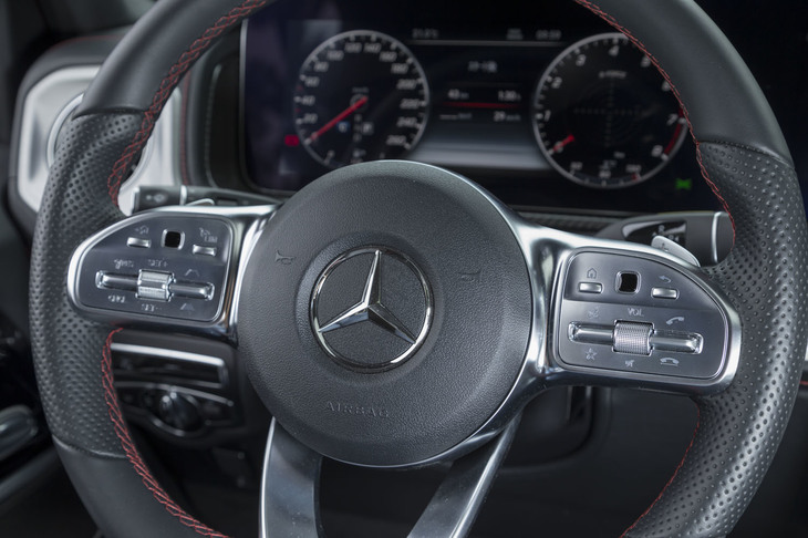 ステアリングホイールのスポーク部には、クルーズコントロールやカーオーディオなどのスイッチが並ぶ。インフォテインメントシステムの操作部はセンサー式で、スマートフォンのようなタッチ＆スワイプが可能。