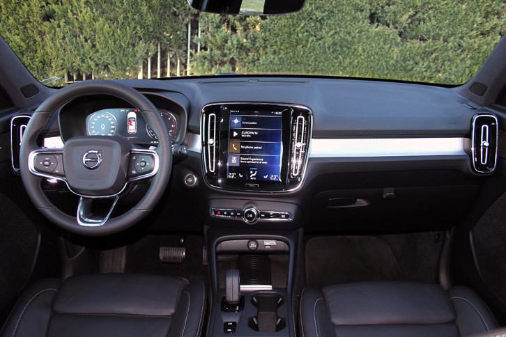 ドライバー側へ傾けられたセンタークラスターが目を引くインストゥルメントパネルまわり。（写真＝森口将之）