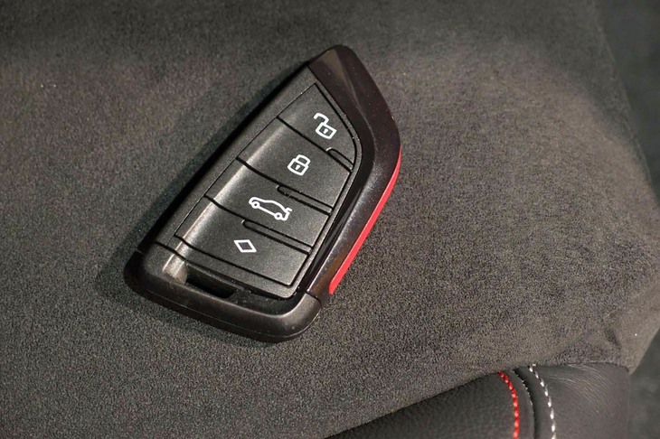 「スープラSZ-R」のキー。その形状は、どこかBMWブランドのデザインを連想させる。