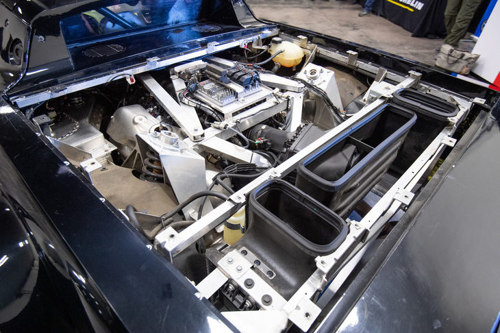 リサーチカーの荷台に搭載されたV8エンジン。エンジンと足まわりを懸架するために組まれたフレームが物々しい。