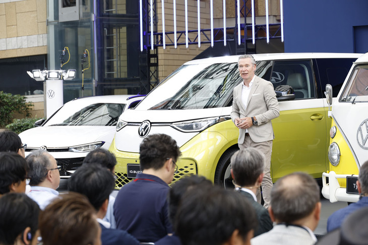 「ID.Buzz」を紹介するフォルクスワーゲン ジャパンのフォルクスワーゲンブランドディレクター、イモー・ブッシュマン氏。