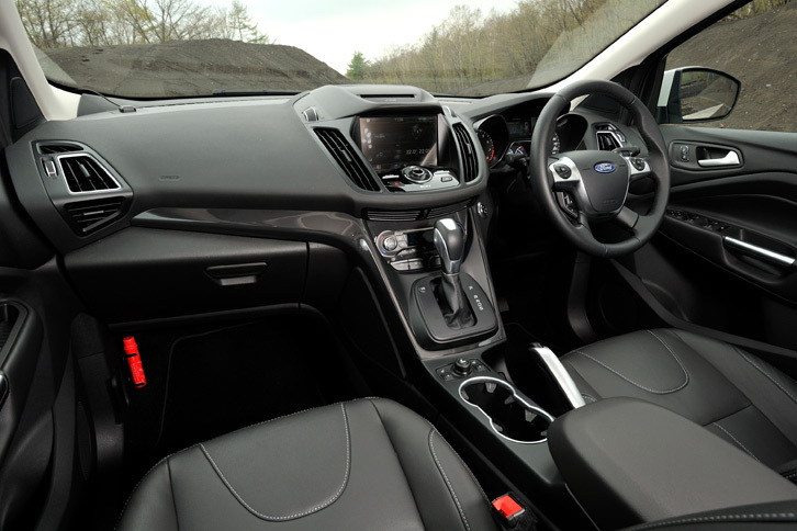 「フォード・クーガ」のインテリア。上級グレード「タイタニアム」には、間接照明の「アンビエント・ライティング」が装備される。