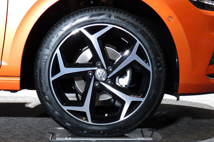 日本での知名度はいまひとつだが、欧州ではメジャーなタイヤメーカーとして知られており、数多くのモデルに新車装着されている。写真は現行型「フォルクスワーゲン・ポロ」の日本導入発表会にて、展示車両に装着されていた「コンチネンタル・ウルトラコンタクトUC6」。