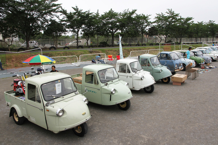 手前の4台の軽三輪トラック、1962～69年「ダイハツ・ミゼット」をはじめ、今回は軽自動車のエントリーが目についた。