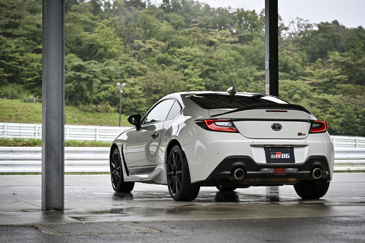 トヨタGR86 RZ“40th Anniversary limited”（リアビュー）