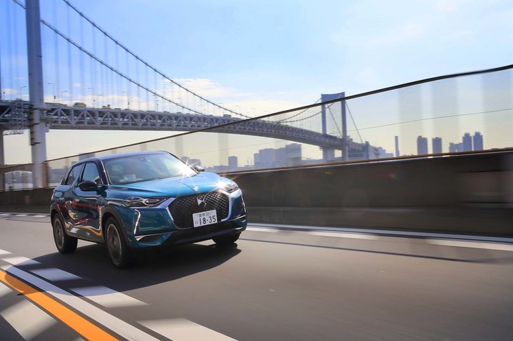 「グランシック」にはACCとレーンキープ機能を組み合わせた「DSドライブアシスト」が標準装備。車線中央だけでなく、右寄りや左寄りなど好みのポジションに設定ができる。