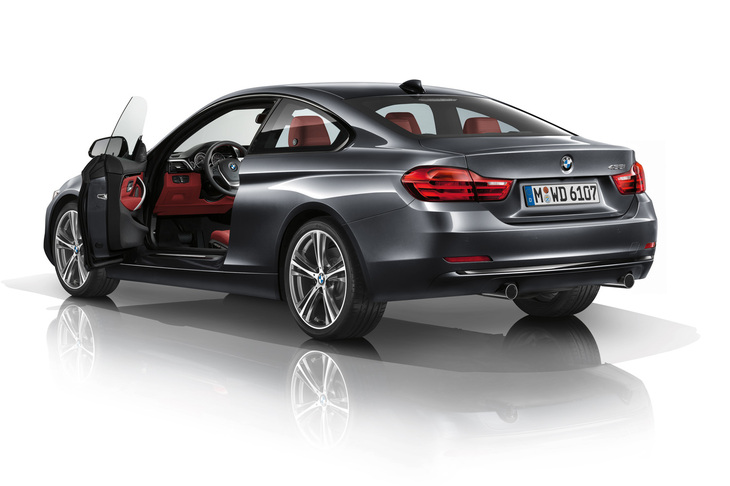 「BMW 4シリーズ クーペ」のリアビュー。総額300万円だと2017年5月以降の後期型を買うのは少々難しいが、前期型であればエンジンバリエーションも選べる。