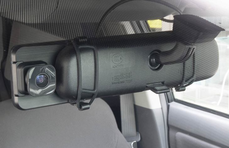 本体はルームミラーにかぶせてベルトで留める簡単装着が可能。前方視界を妨げることもない。