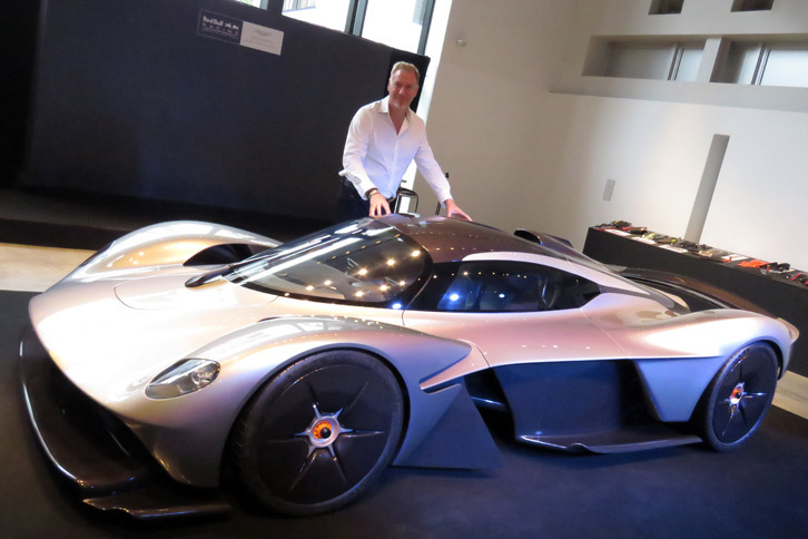 現在開発が進められている“ハイパーカー”、「アストンマーティン・ヴァルキリー」と、マレック・ライヒマン。