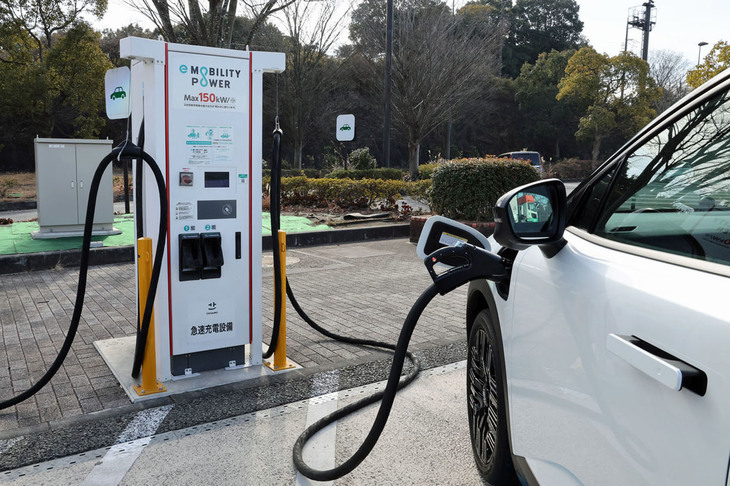 新型「リーフ」は出力150kWの急速充電にも対応。出力90kWの充電器を使った場合はバッテリー残量10％の状態から約45分で80％の状態まで回復でき、同150kWの充電器を使った場合は約35分で80％の状態まで回復できる。