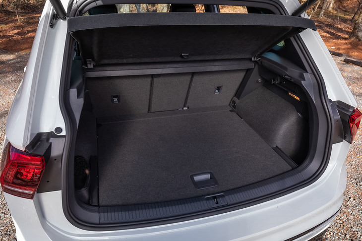 後部座席を使用する通常時の荷室容量は615リッター。後席の背もたれを前方に倒すと、荷室容量を最大1655リッターに拡大できる。