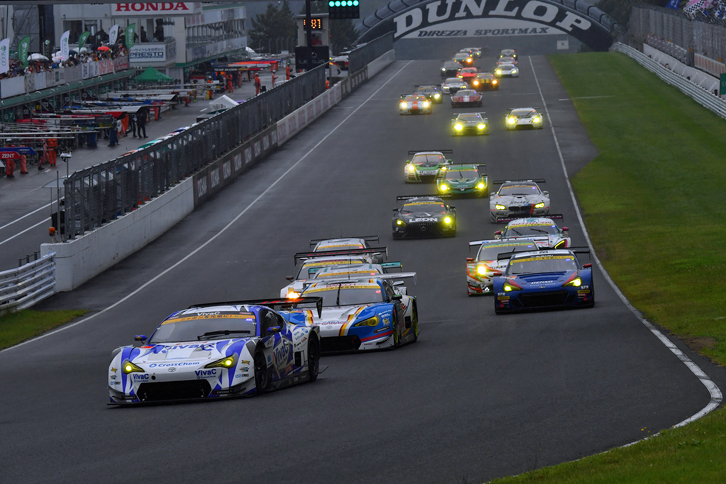 GT300クラスのスタートシーン。No.25 VivaC 86 MC（松井孝允／山下健太）を先頭に、第1コーナーへと突入。