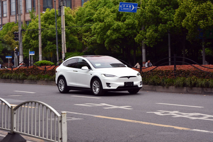 上海ではテスラの「モデルX」を何度か見かけた。写真の車両はナンバーなし。新車のようだ。ほかに見かけたテスラは、環境車の証しである緑のナンバーを装着していた。