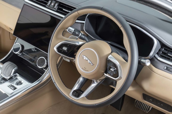 外周がコンビ柄の「スプリットリムステアリングホイール」も、2021年モデルから採用されたアイテムだ。