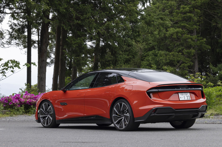 【ロータス・エメヤRのスペック】
	ボディーサイズ：全長×全幅×全高＝5139×2005×1467mm／ホイールベース：3069mm／車重：2575kg／駆動方式：4WD／フロントモーター：永久磁石同期電動機／リアモーター：永久磁石同期電動機／フロントモーター最高出力：306PS（225kW）／フロントモーター最大トルク：--N・m（--kgf・m）／リアモーター最高出力：612PS（450kW）／リアモーター最大トルク：--N・m（--kgf・m）／システム最高出力：918PS（675kW）／システム最大トルク：985N・m（100.4kgf・m）／タイヤ：（前）265/35R22 102W XL／（後）305/30R22 105W XL（ミシュラン・パイロットスポーツEV）／交流電力量消費率：18.7kWh/100km（約5.3km/kWh、WLTPモード）／一充電走行距離：435-485km（WLTPモード）／価格：2268万2000円
	
	【取材時の電費データ】
	テスト距離：246.8km（市街地1：高速道路7：山岳路2）／消費電力量：--kWh／参考電力消費率：3.4km/kWh（車載電費計計測値）