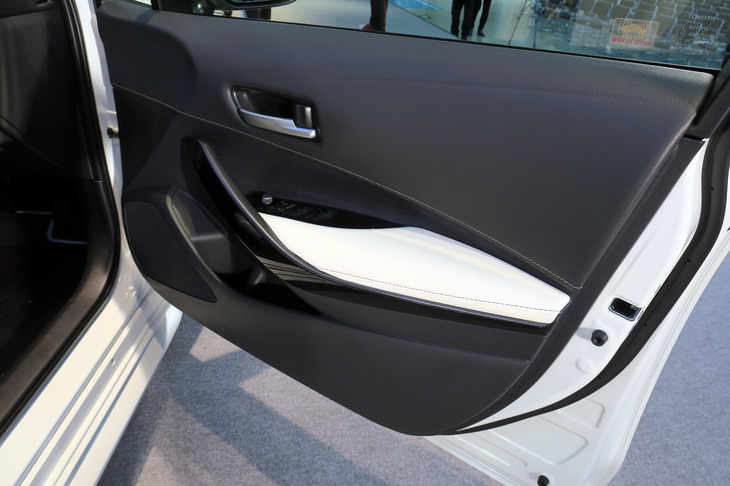 トヨタ・カローラ ハイブリッドW×B（ドアトリム）