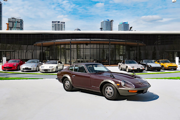 ニッサンパビリオンに展示された歴代「フェアレディZ」。初代～4代目にかけてのフェアレディZは、どちらかといえばGTカー寄りのクルマだった。