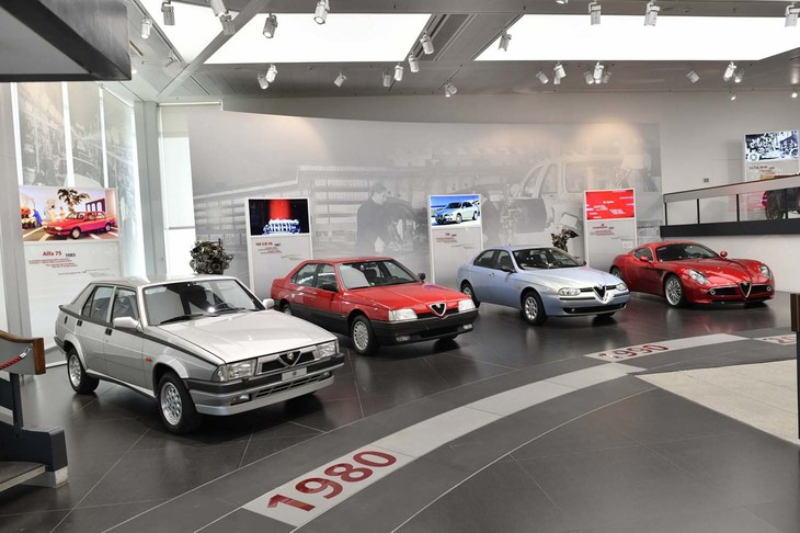 タイムラインに並ぶ4台。（写真左から順に）創立75周年にあたる1985年に発表された「75」はボクシーなスタイリングが個性的なモデル。1987年にランチアやサーブなどと4社共同プロジェクトで誕生した「164」。優れたハンドリングとアルファらしいスタイリングでサクセスモデルとなった「156」、2006年、久々の後輪駆動車として500台製作された「8Cコンペティツィオーネ」。いずれもアルファ・ロメオの新時代の担い手となったモデルたちだ。