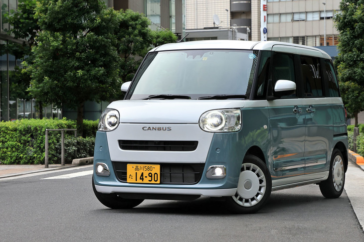 ユニークなデザインが特徴のセミトールワゴン「ムーヴ キャンバス」。初代は“女性向け”のキャラクターを前面に押し出したモデルだったが、2代目となる新型では、初代のコンセプトを受け継ぐ「ストライプス」に加えて、シックな意匠の「セオリー」を設定。より幅広いユーザー層に訴求するモデルとなった。