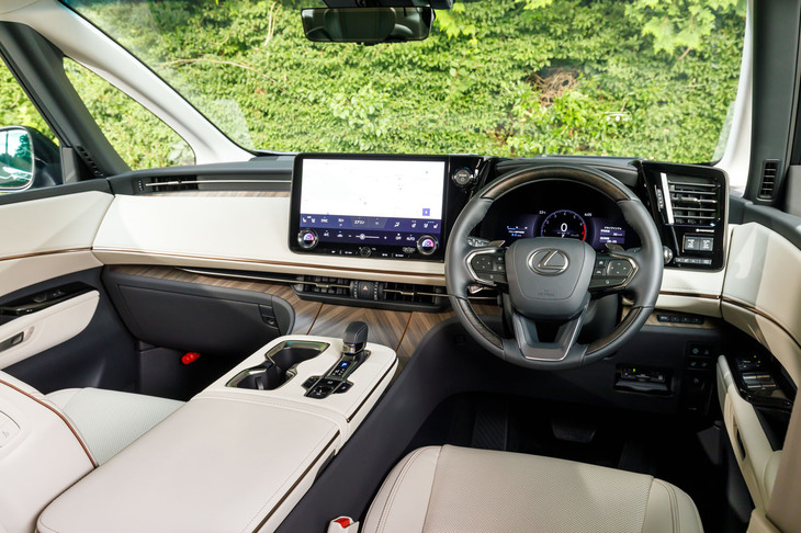 前席の仕立ては4人乗りも6人乗りも同じ。インストゥルメントパネルとドアパネルをシームレスにつなげた包まれ感のある空間だ。