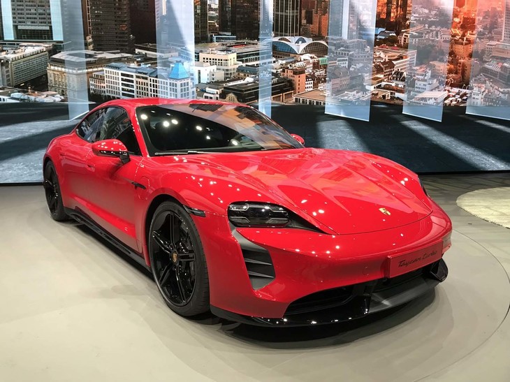 ポルシェの100％電気自動車「タイカン」。トップグレード「ターボS」はシステム全体で最高出力761PSと1050N・mを発生する。