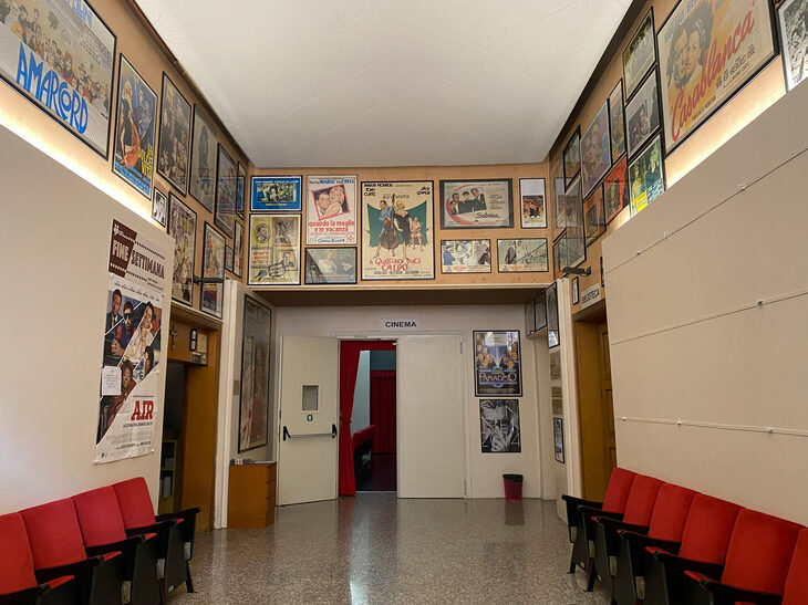 映画館ドン・ズッキーニのホワイエ。奥がシアター、右は併設の図書館入り口。