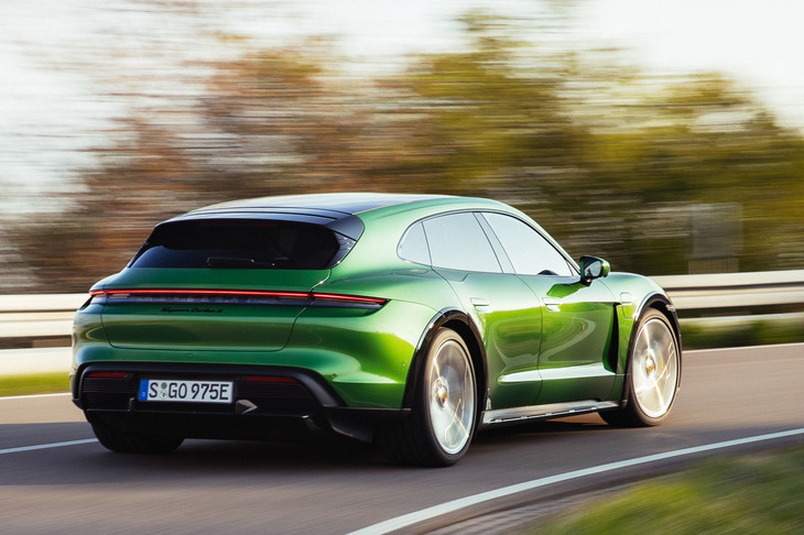 「タイカン」の2番目のボディーバリエーションとして加えられた「クロスツーリスモ」。車高を上げてホイールアーチなどに樹脂装飾をあしらい、クロスオーバー風に仕立てている。