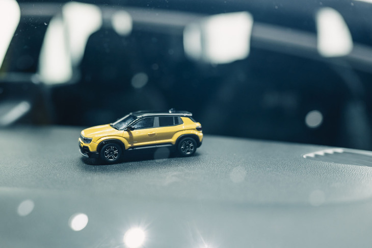 「ジープ・アベンジャー ローンチエディション」の購入者に贈られる43分の1スケールのダイキャストモデル。