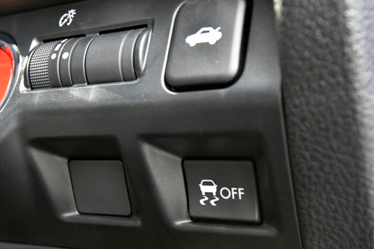 スバルWRX STIタイプRA-R（横滑り防止システムのOFFスイッチ）