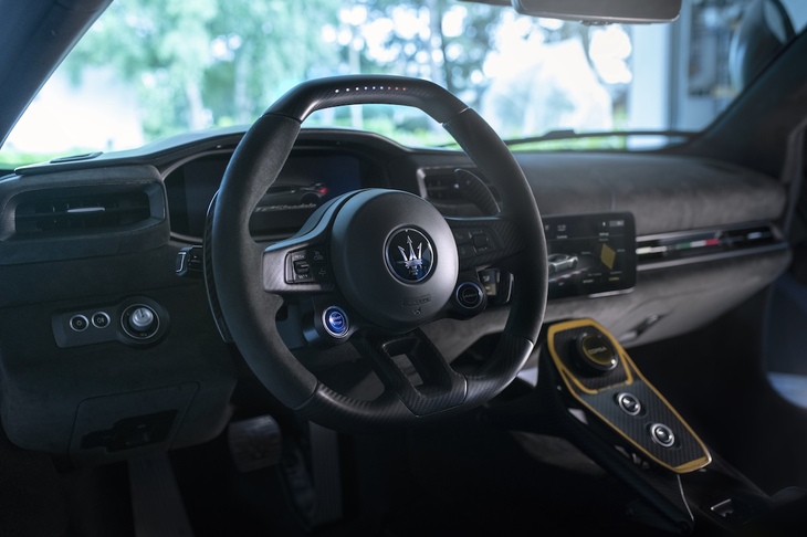 運転中の光の反射を抑えるよう、インテリアの大部分はマット仕上げやアルカンターラ張りとなっている。