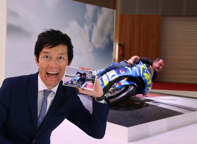 スズキブースのお楽しみ撮影コーナーでした。係のお姉さんから「こんなに、なりきった表情のお客さんは初めてよ」とあきれられた。