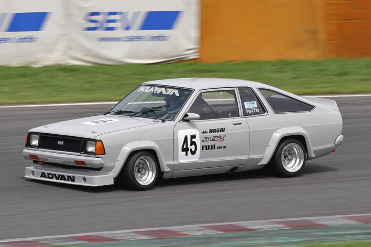 TSカップで予選3位から優勝した「SPEC'Sサニー」。カラフルなカラーリングのマシンが多いTSカップで、まるでサフェーサー仕上げのようなグレー一色のボディーは、逆に目立っていた。