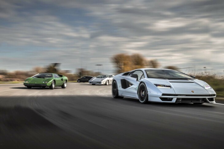 グリーンの「カウンタックLP400」とシルバーの「カウンタック25thアニバーサリー」とともに公道を走る「ランボルギーニ・カウンタックLPI800-4」。