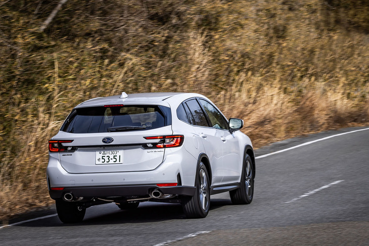 ワインディングロードを行く「レヴォーグ レイバック」。走りについては快適な乗り心地と高い静粛性、そしてきれいなコーナリングフォームが特徴だ。写真の外板色は「セラミックホワイト」で、これを含めボディーカラーは全7色から選択できる。