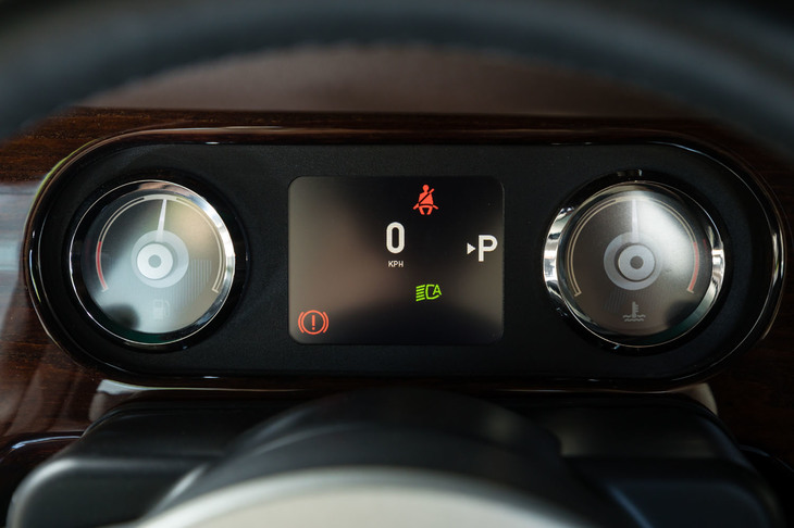 ドライバーの正面には燃費計と水温計に加え、モーガン初となるフルカラーのインフォメーションディスプレイ（！）を配置。簡易なものだが、燃費計の機能も備わっている。