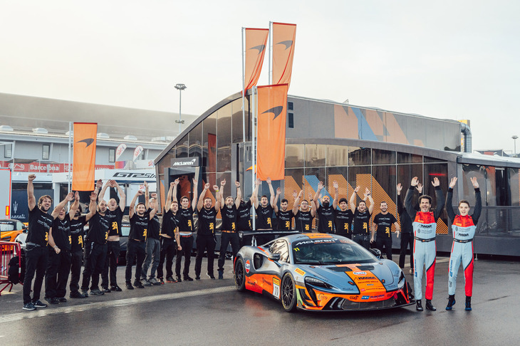 2024年の「マクラーレントロフィー ヨーロッパ」でシリーズチャンピオンに輝いたSMCモータースポーツチーム。