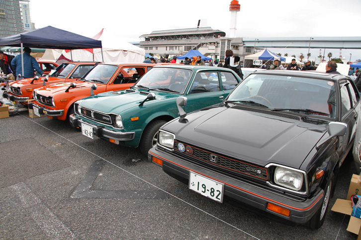 古いシビックの輪のスタンド。左から1975年「ホンダ・シビック1200RS」が2台、1975年「同1500RSL」、そして1982年「同CX-5」。初代のCVCCエンジン搭載車である1500RSL、スーパーシビックこと2代目のCX-5は特に珍しい。