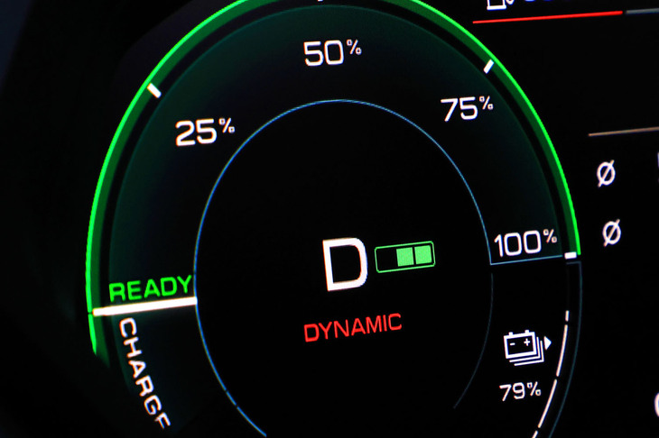 回生ブレーキの強さは0〜3までの4段階で調整が可能だが、「DYNAMIC」モードを除くと、減速時以外の操作はできない。