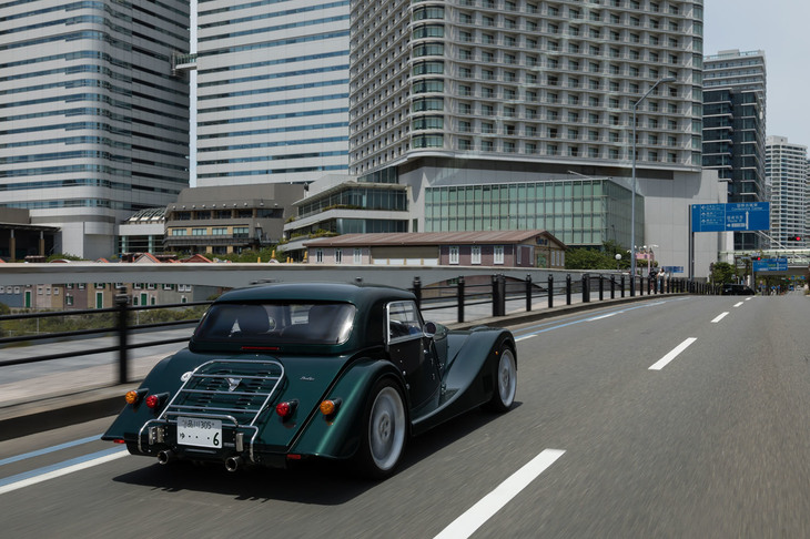 ラインナップはベースグレードと「ツーリング」の2種類。後者に装備されるハードトップの色はアイボリーが標準だが、オプションで別の色も選択可能だ。