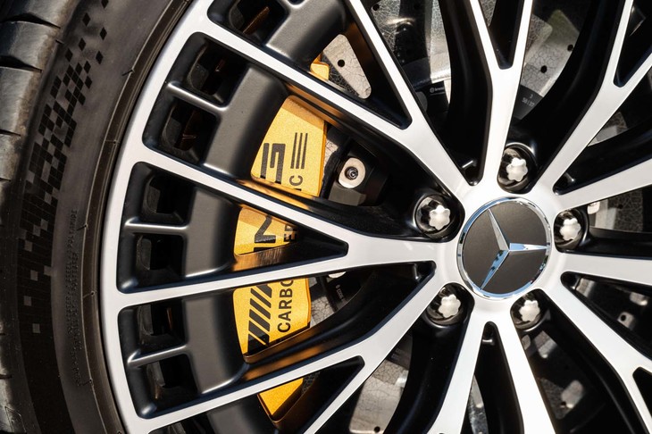 フロントには直径415mmという大径ブレーキディスクが標準装備される。オプションの21インチホイール装着車には同440mmのものがおごられる。