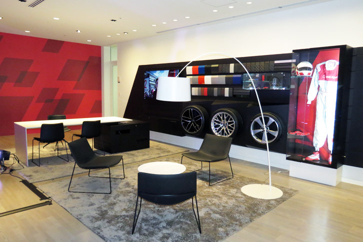 ショールーム「Audiみなとみらい」内に開設されたAudi Sport店の店舗の様子。赤を基調にひし形を組み合わせたコーポレートデザインは、全世界共通のものとなっている。