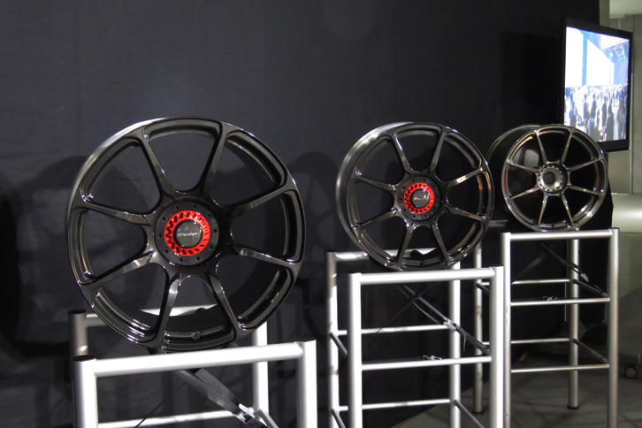 会場にはSUPER GTに参戦する競技車両のホイールを模したという、モデューロ製のアルミホイールも飾られていた。