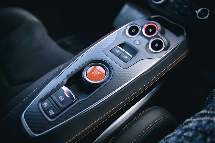 アーチ状のセンターコンソールはオレンジのステッチで飾られる。なお、エンジンのスタートボタンがオレンジなのは、ほかの「A110」でも変わらない。